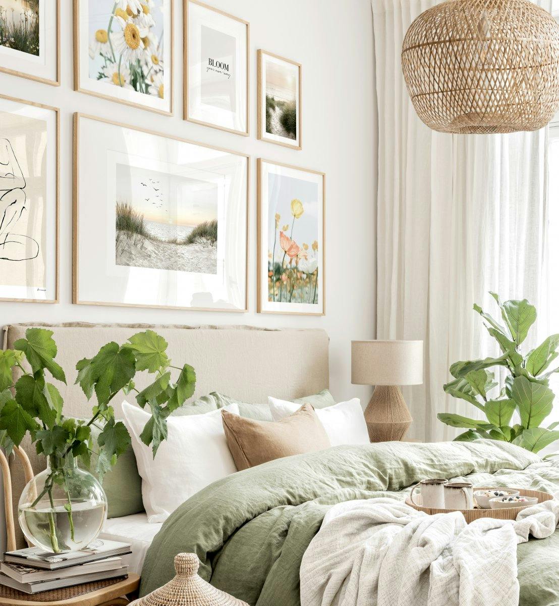 Parete della camera da letto con poster estivi di fiori e in tonalità verdi