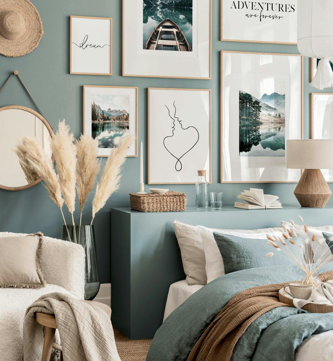 Parete camera da letto blu con poster natura e lago