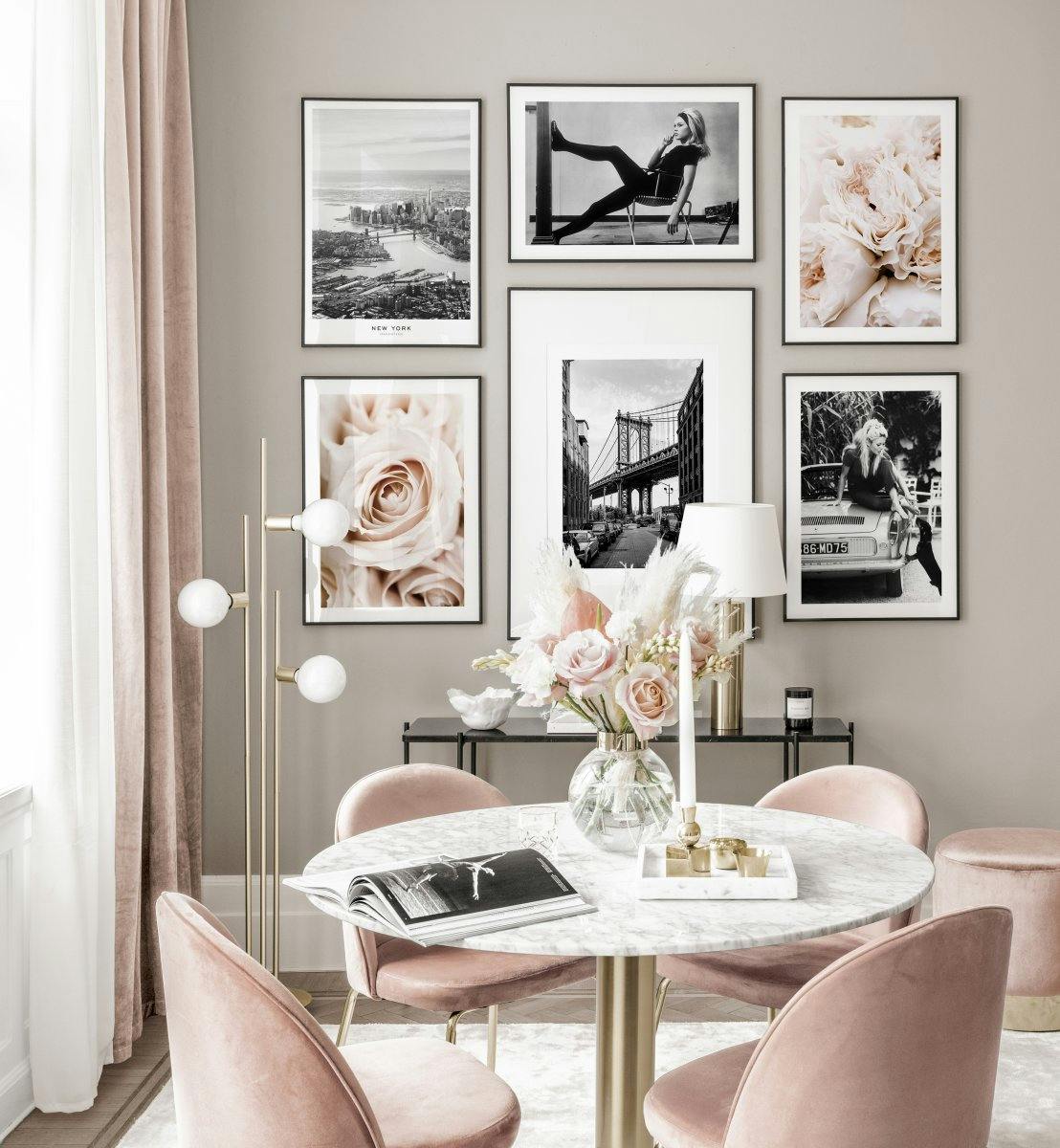 Galleria a parete alla moda poster vintage e fiori interni rosa e cornici nere in metallo.
