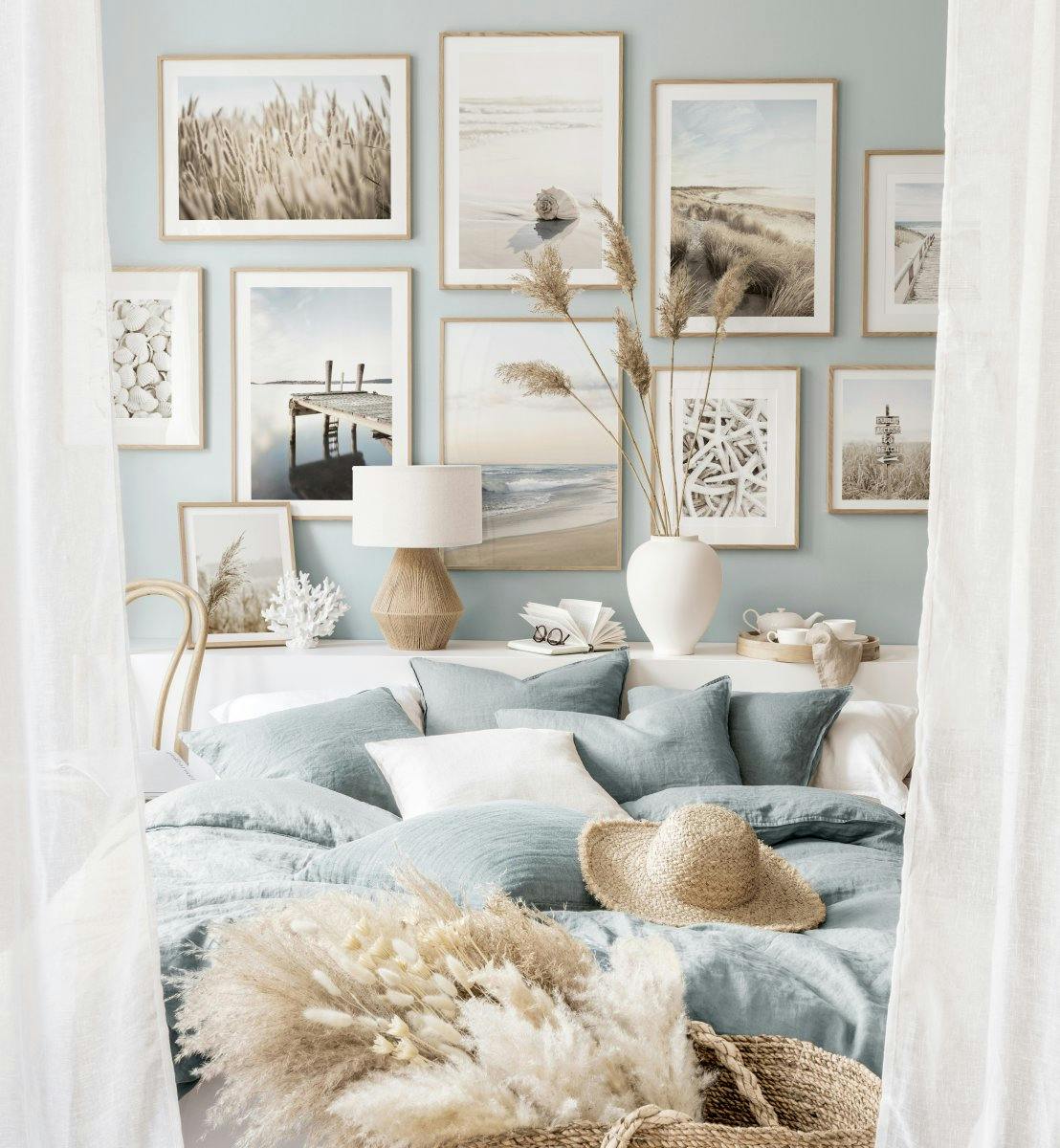 Parete della camera da letto decorata con poster oceano e spiaggie