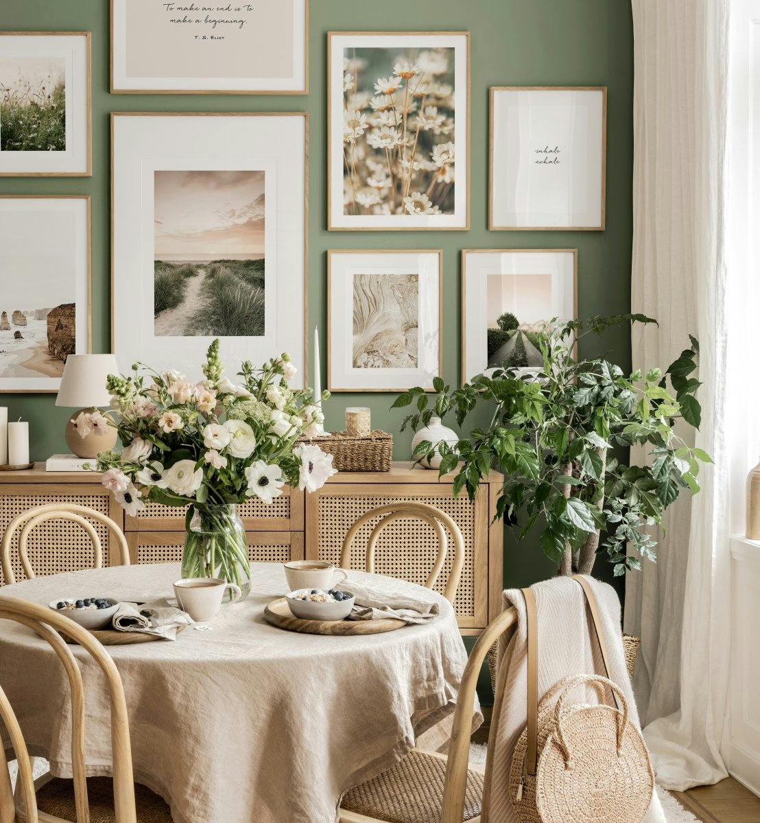 Letní dekorace pokoje zelená stěna jídelny plakáty přírody