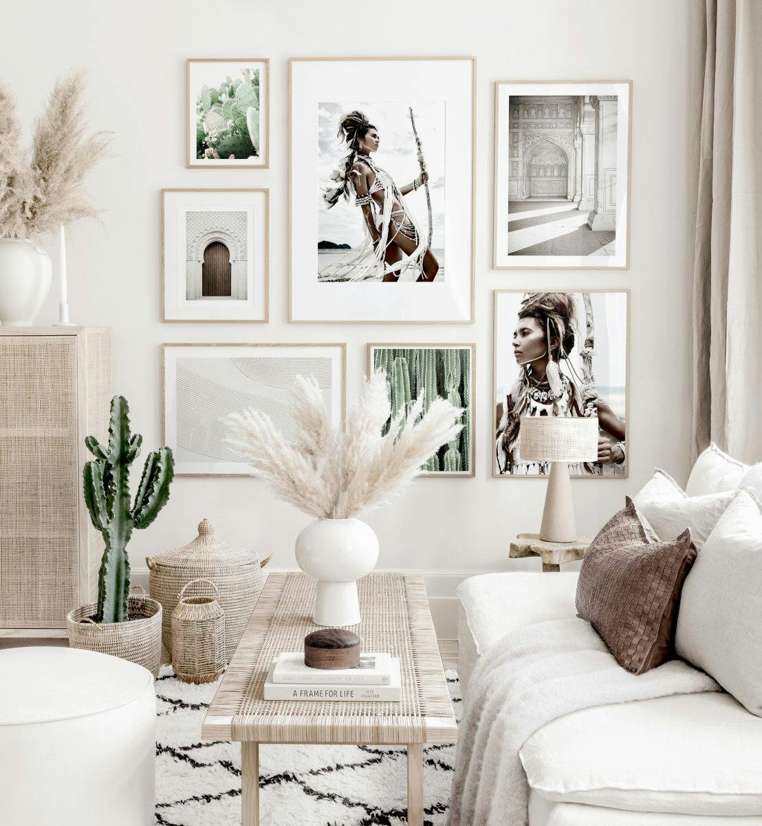 Elegante galleria a parete poster fotografia interni beige e cornici in rovere