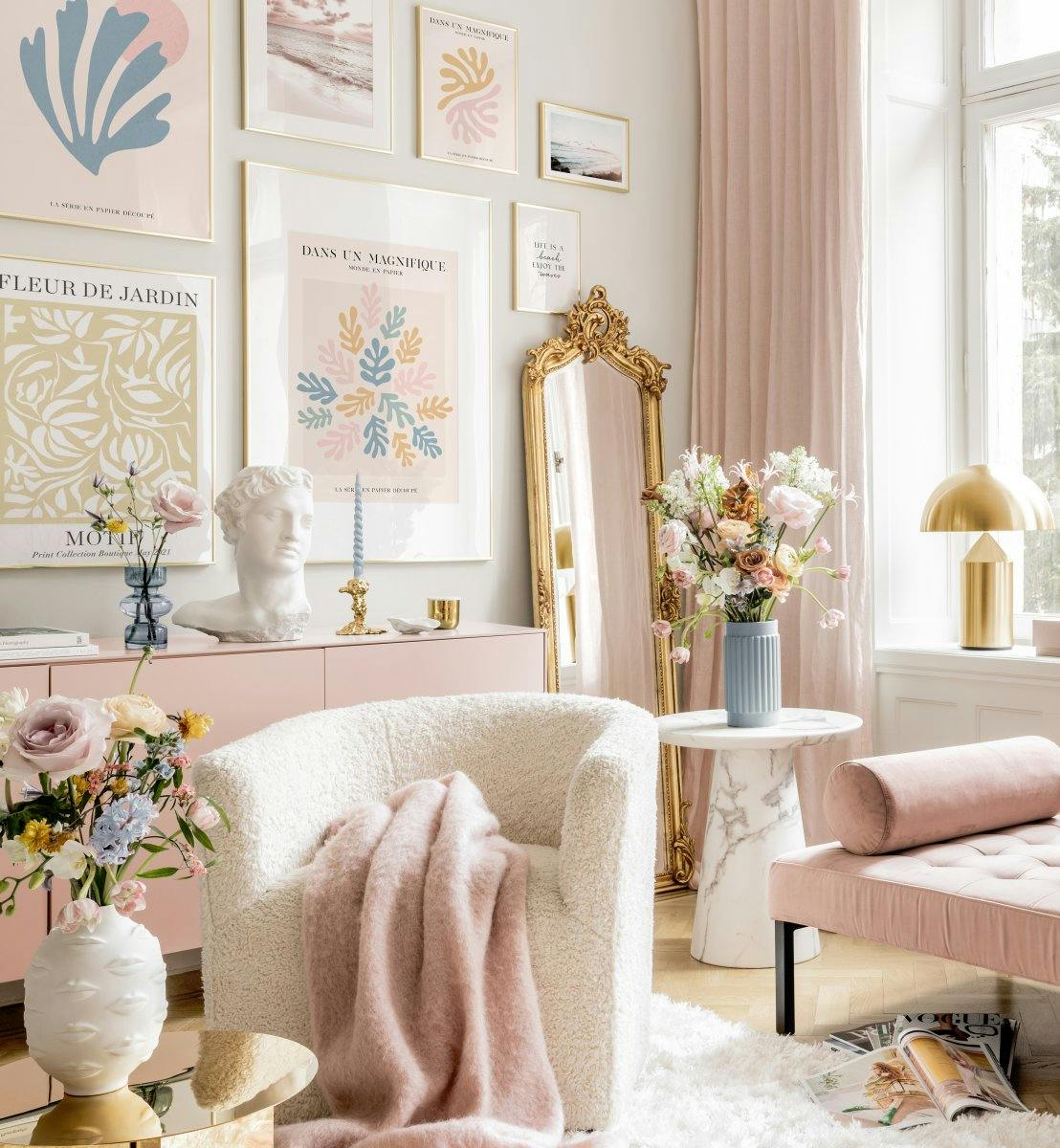 Decor sufragerie cu inspirație Matisse tablouri grafice și rame aurii