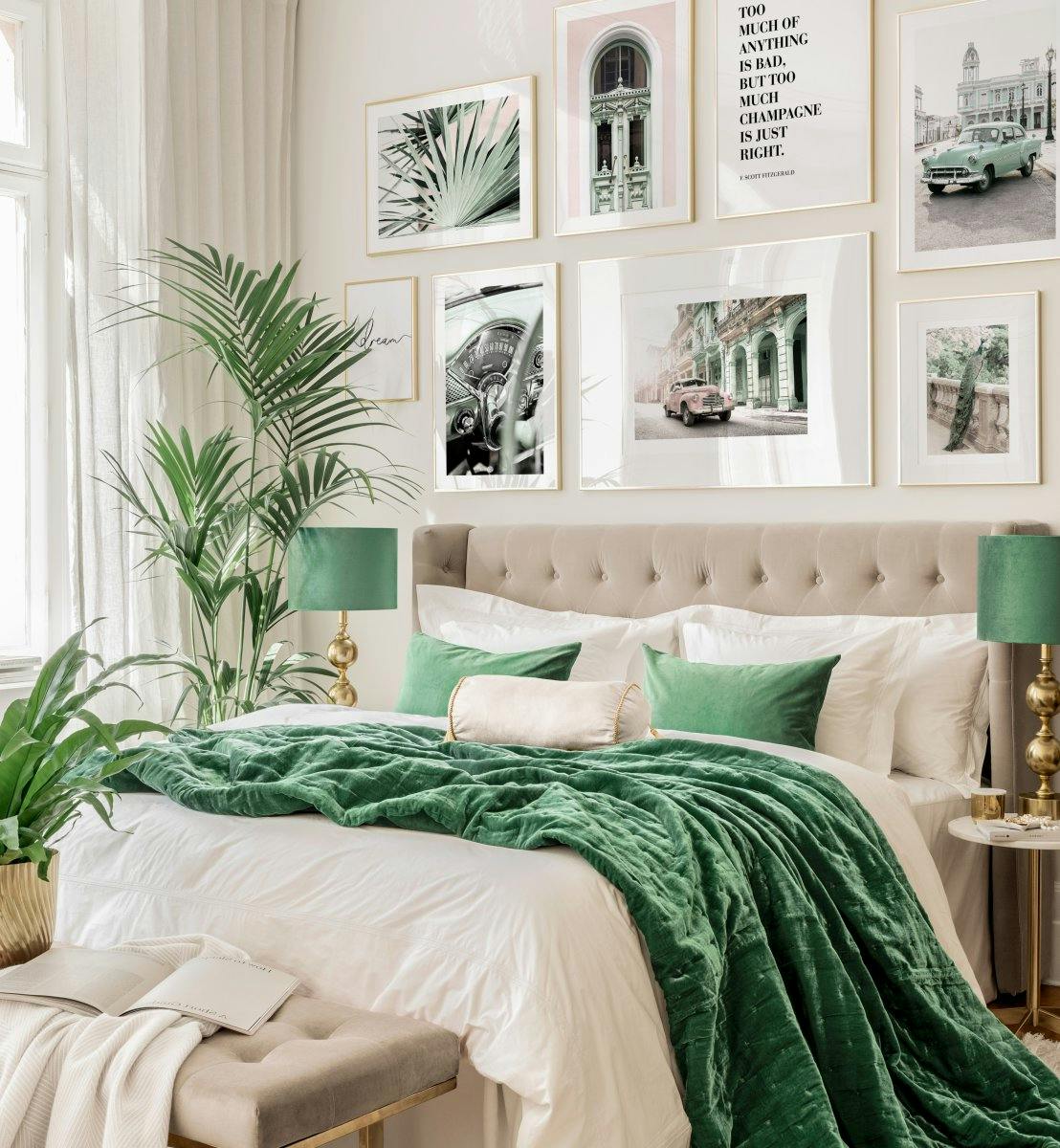 Dekorace stěny ložnice pastelově zelené plakáty