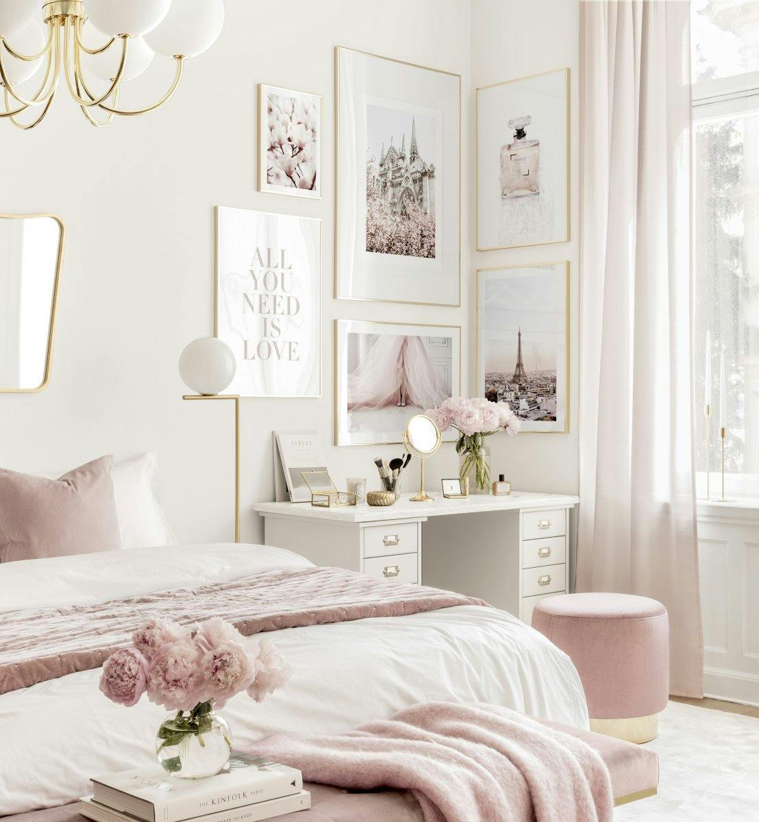 Růžový pokoj fashion plakáty jako dekorace ložnice