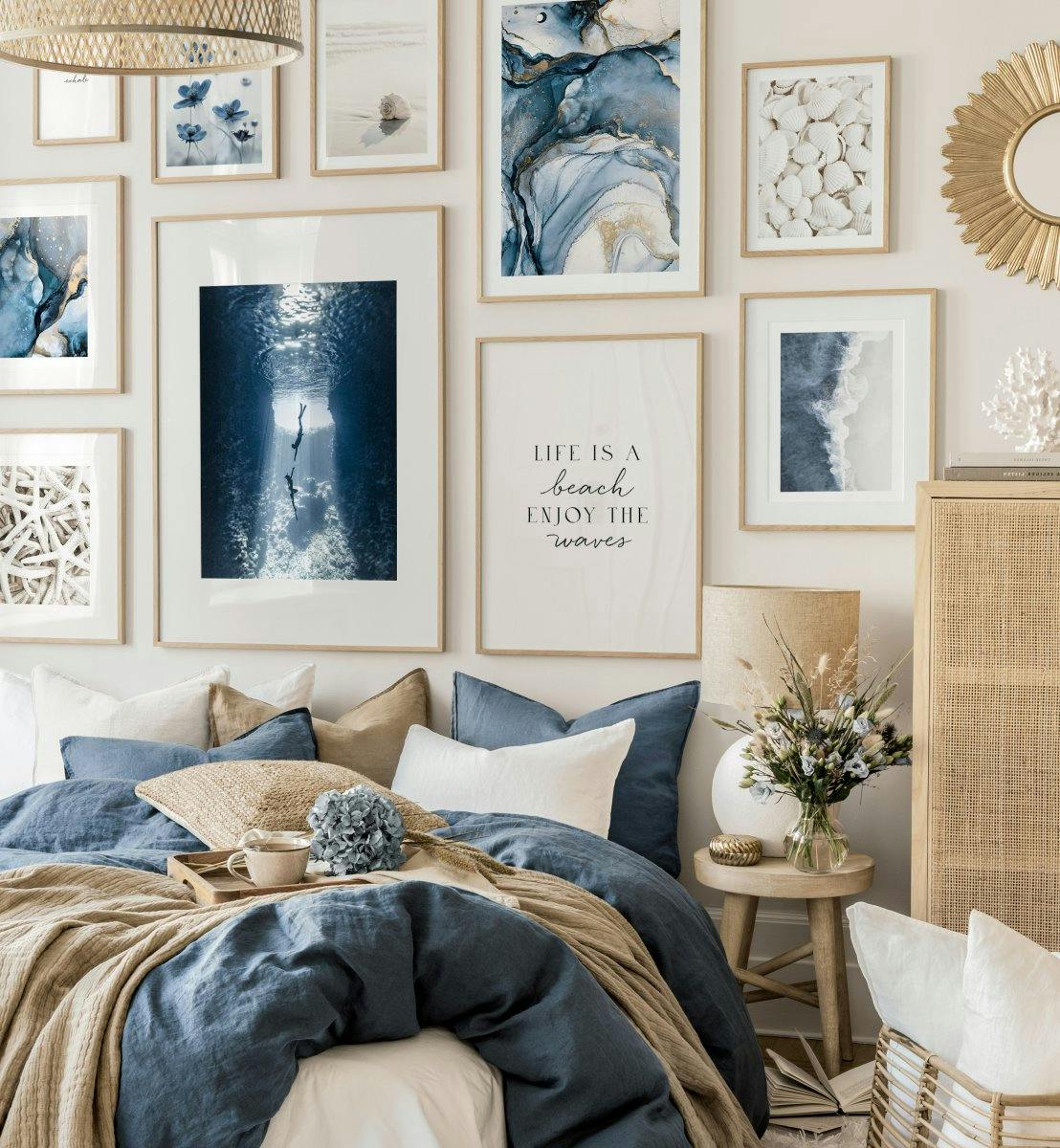 Decor interior dormitor inspirat de oceanul albastru tablouri albastre