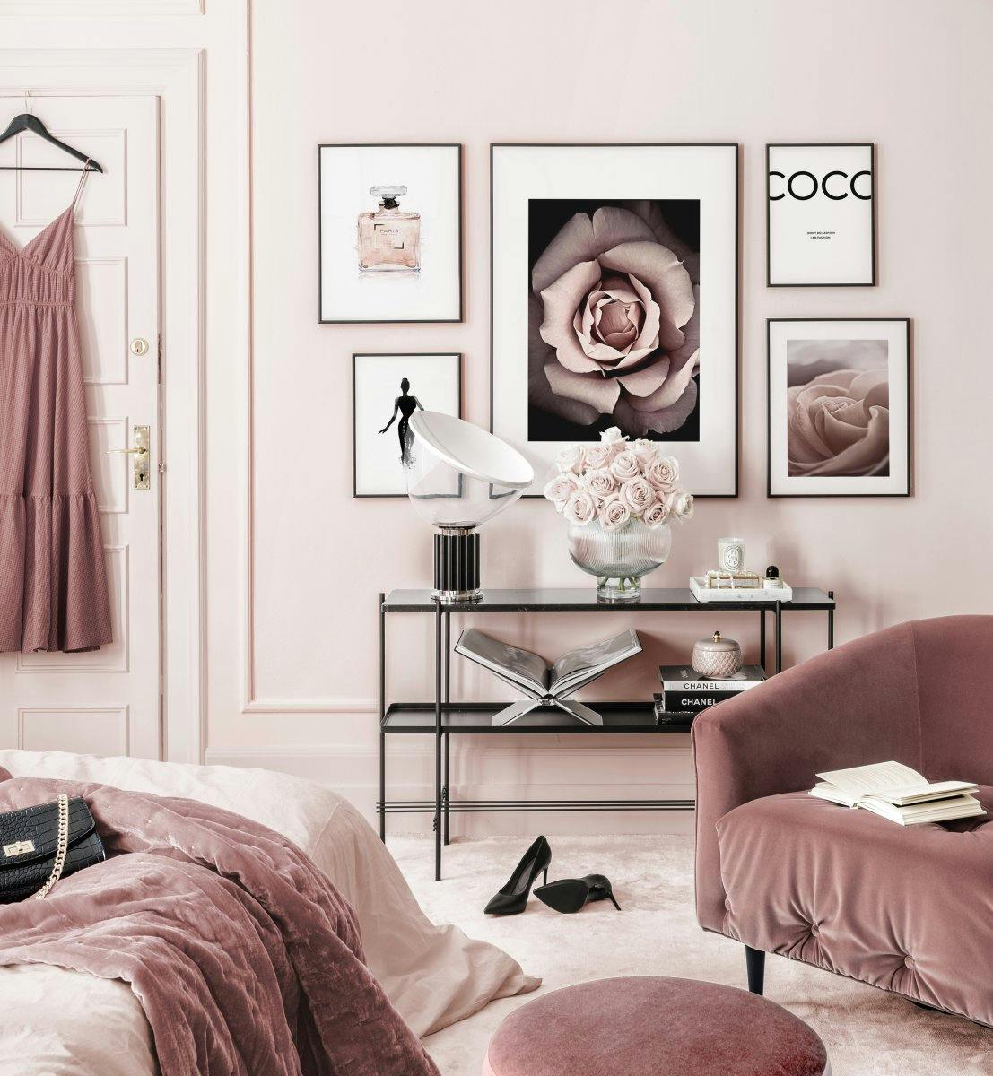 Estiloso mural de cuadros dormitorio rosa póster flor marcos de madera negros