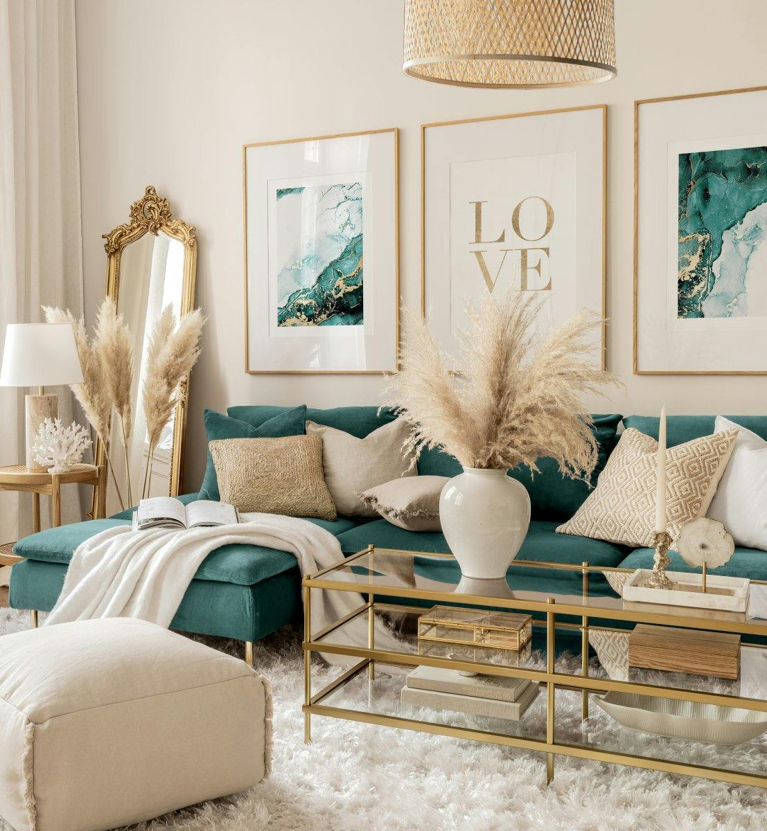 Turquoise gouden fotowand gouden posters goud en blauwe woonkamer