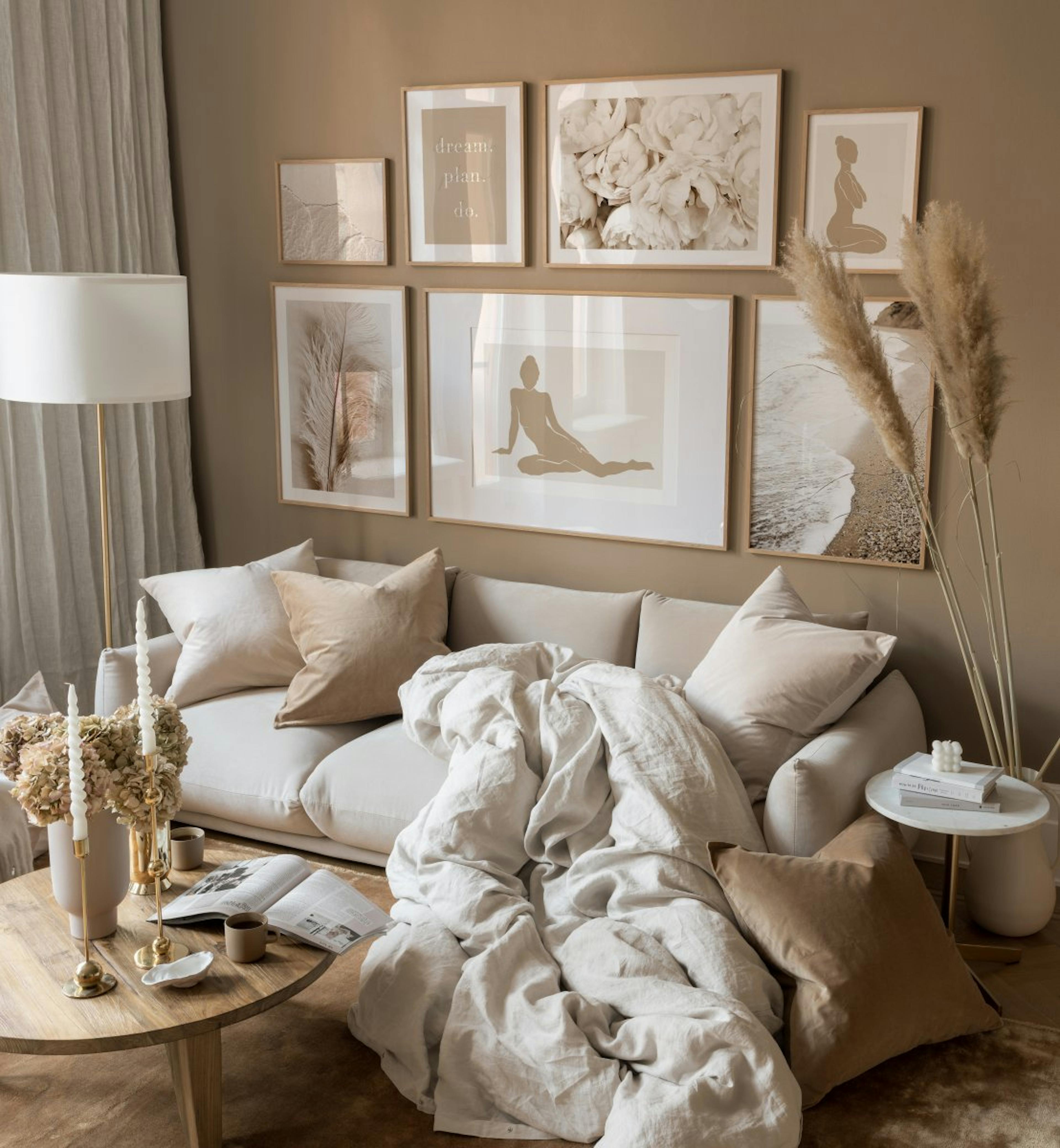 Relaxte illustraties en foto's in beige voor een woonkamer.