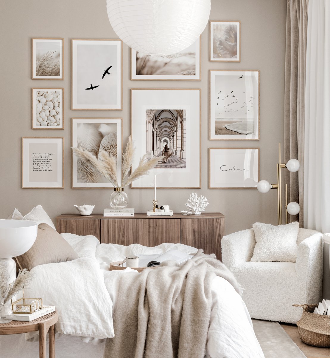 pijn doen Romanschrijver Herenhuis Elegante fotowand muur beige slaapkamer natuur posters eiken fotolijsten