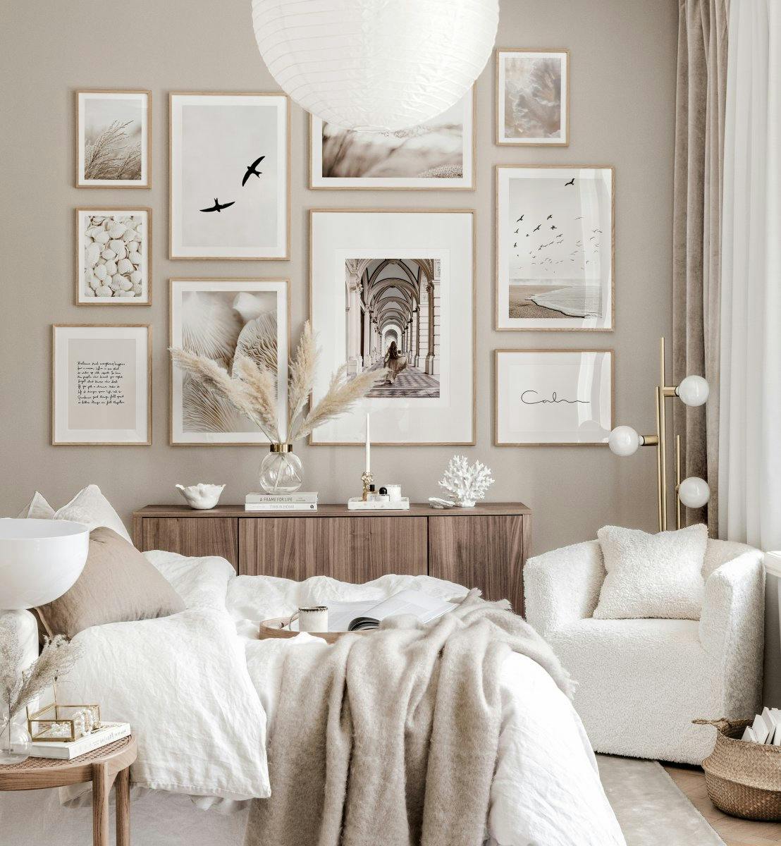 Elegancka galeria obrazow bezowa sypialnia plakaty przyrodnicze debowe ramki