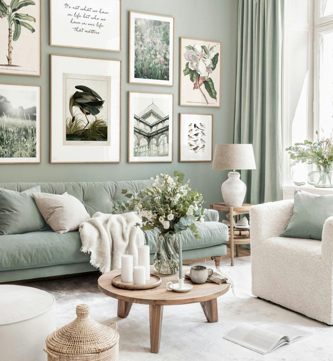 Stylische Bilderwand mintgrünes Wohnzimmer Illustrationen Poster Eichenrahmen