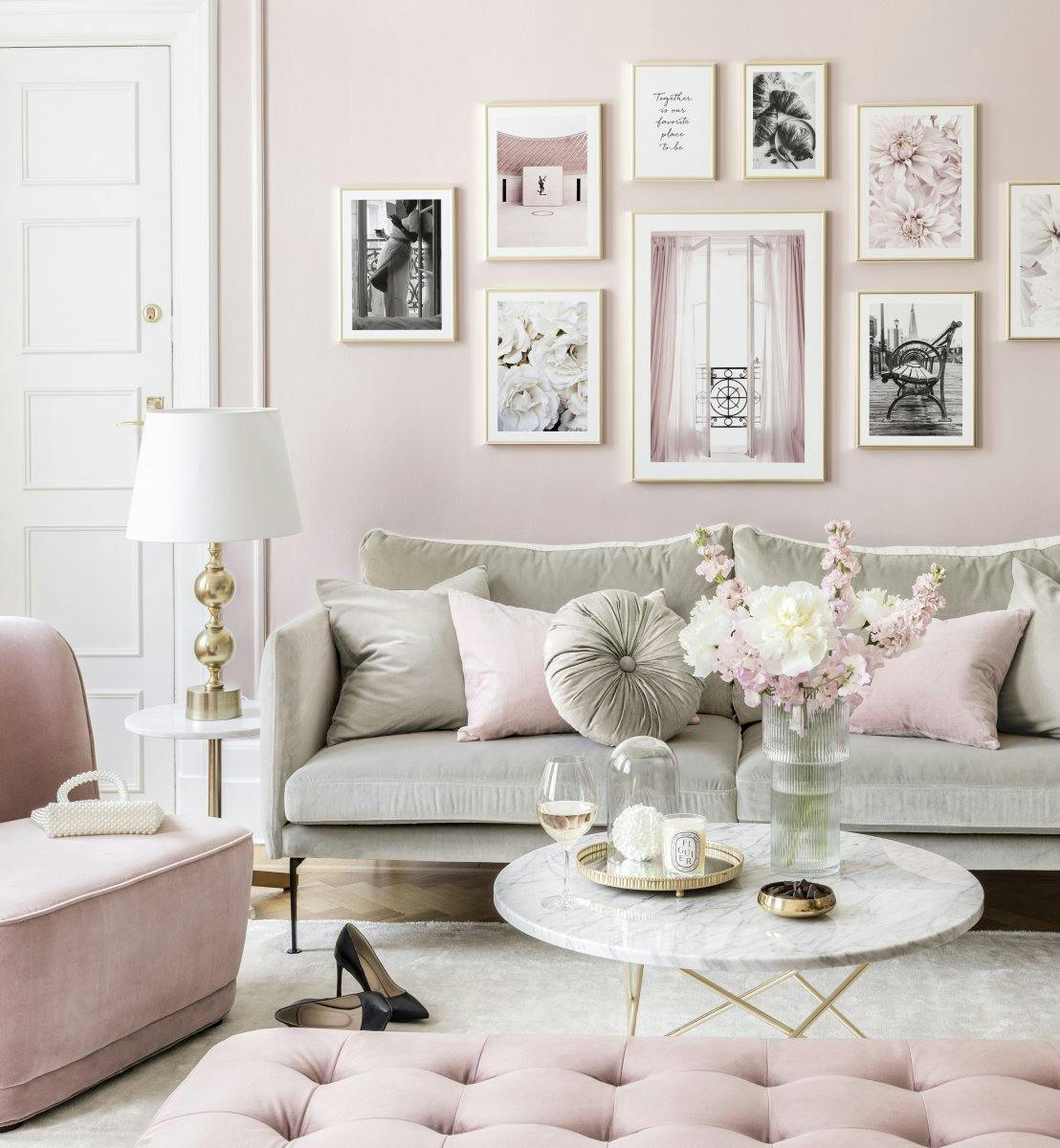 Galleria a parete rosa salotto poster moda e fiori