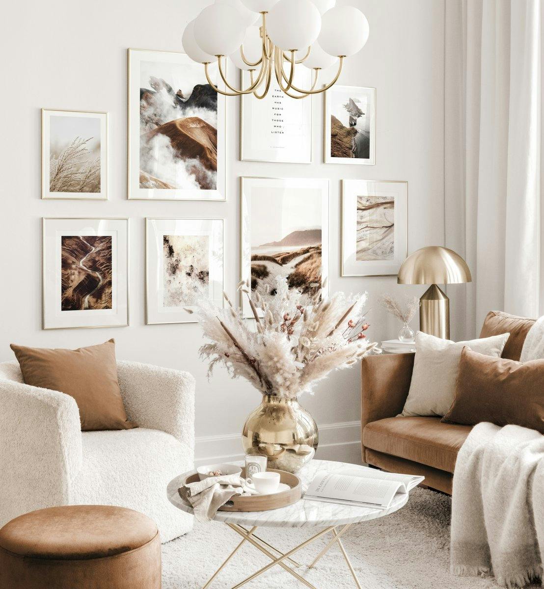 Harmonieuze fotowand beige woonkamer abstracte natuur posters gouden fotokaders