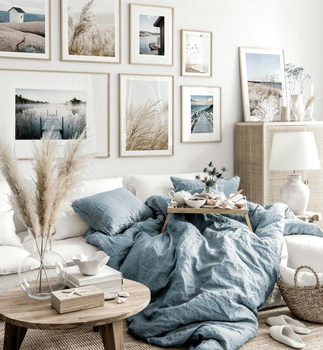 Sanfte Bilderwand beige blaues Wohnzimmer Naturposter Eichenrahmen