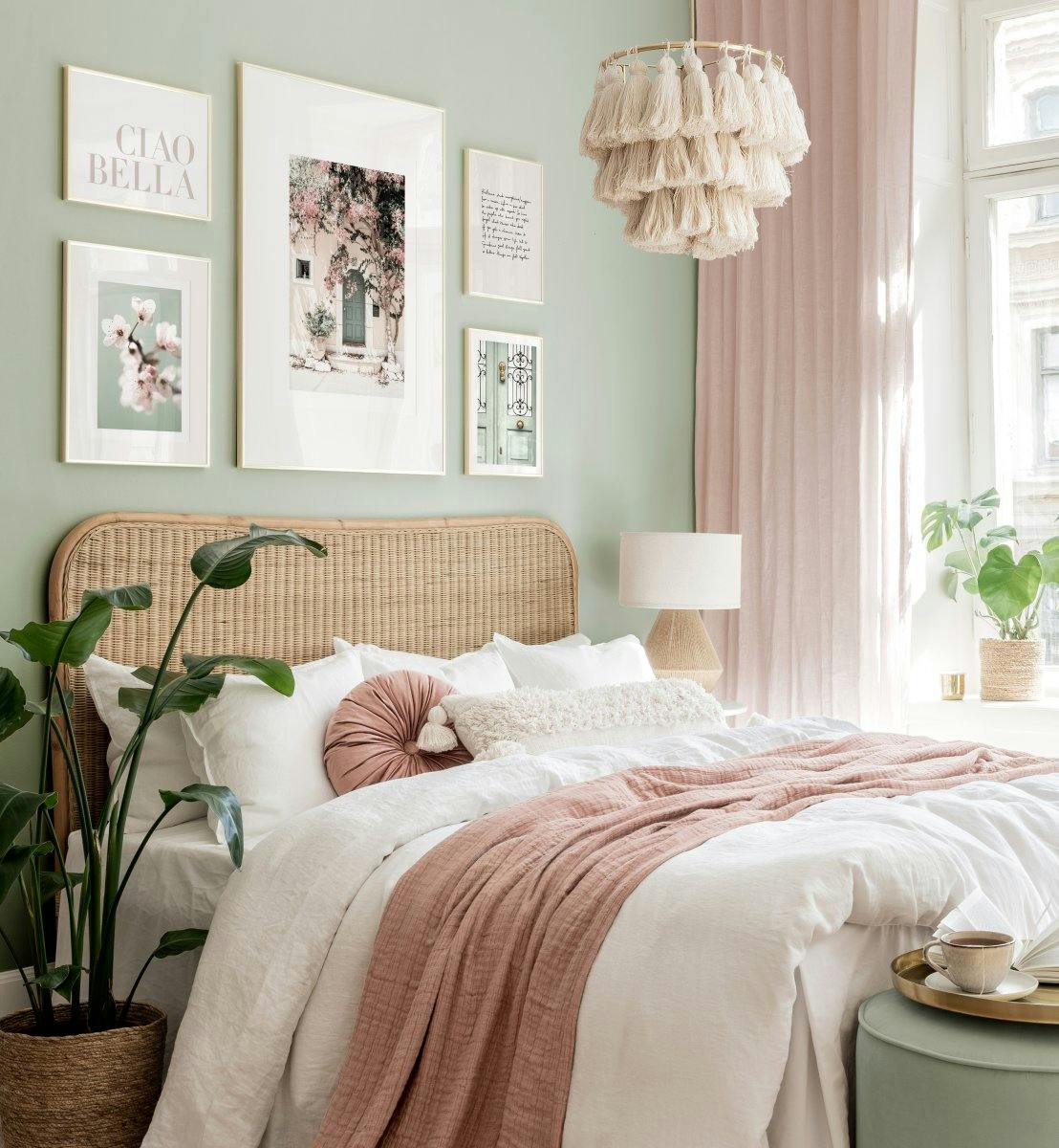 Decor interior tablouri cu flori pastel pentru dormitor