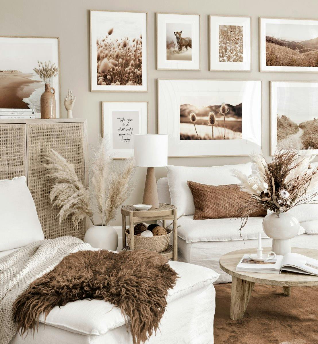 Zomerse fotowand beige woonkamer schotse hooglander poster eiken fotolijsten