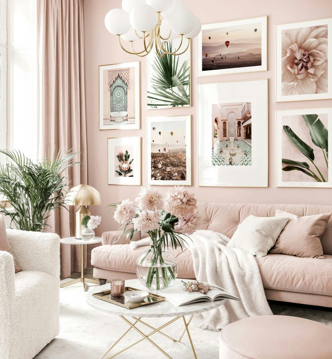 Mural de cuadros estiloso sala de estar rosa pósters botánicos marcos dorados