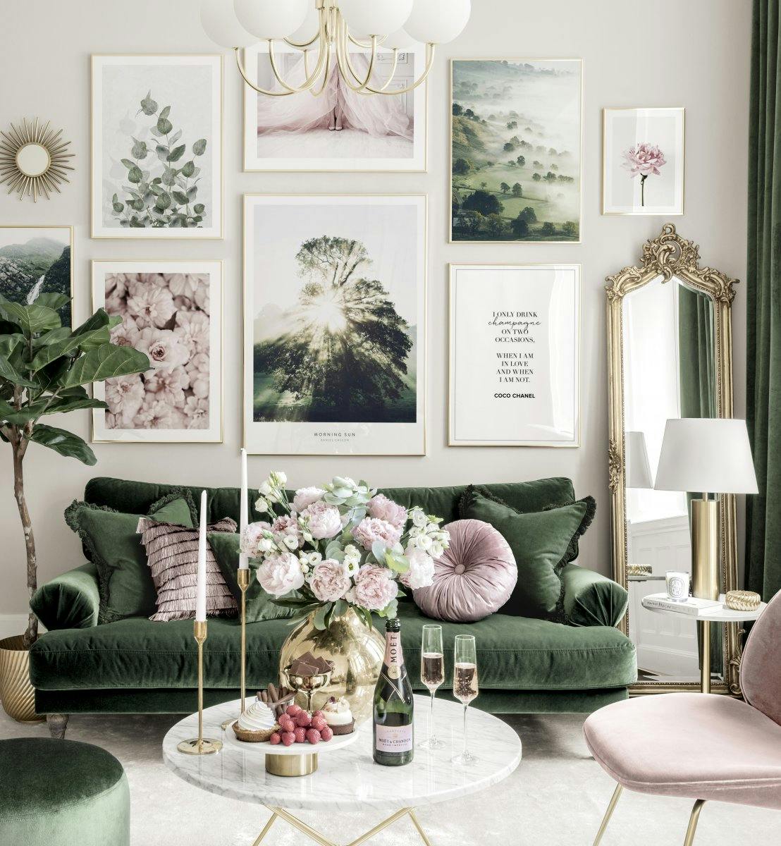 Stijlvolle fotowand roze groene woonkamer bloemen posters gouden fotokaders