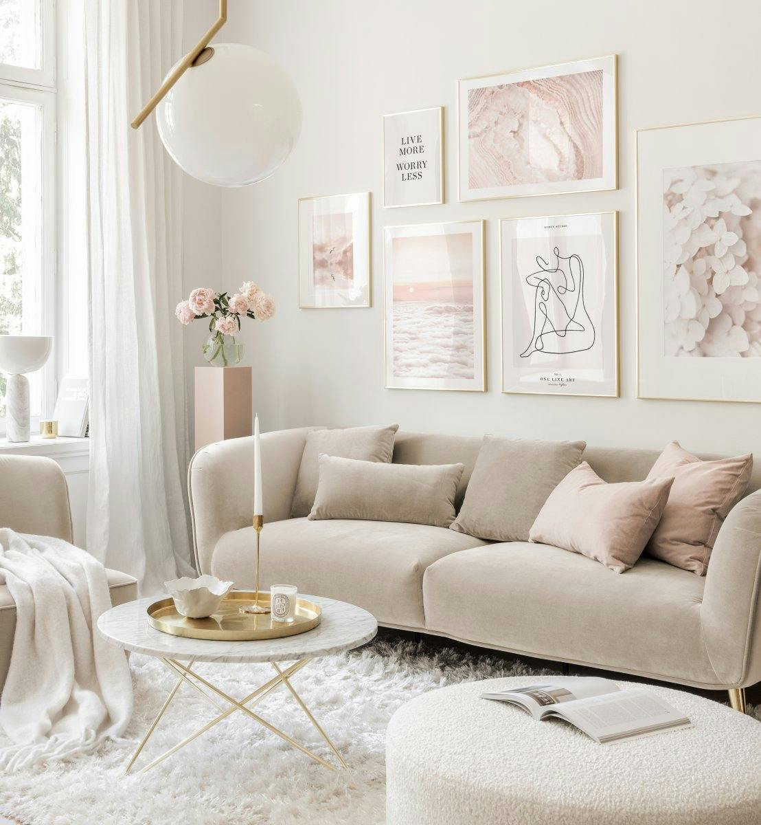 Elegantní dekorace obývacího pokoje bílé plakáty světlé fotorámečky