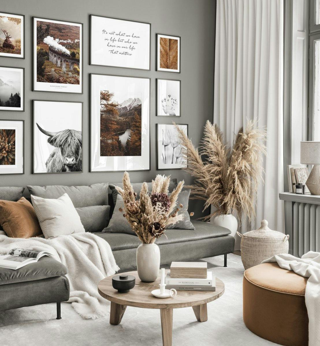Herbstliche Bilderwand graues Wohnzimmer Hochlandrind Poster schwarze Holzrahmen