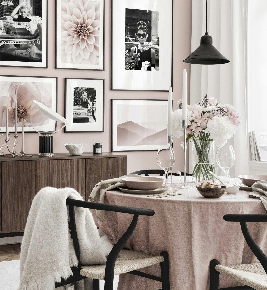 Vintage fotowand roze eetkamer zwarte houten fotokaders