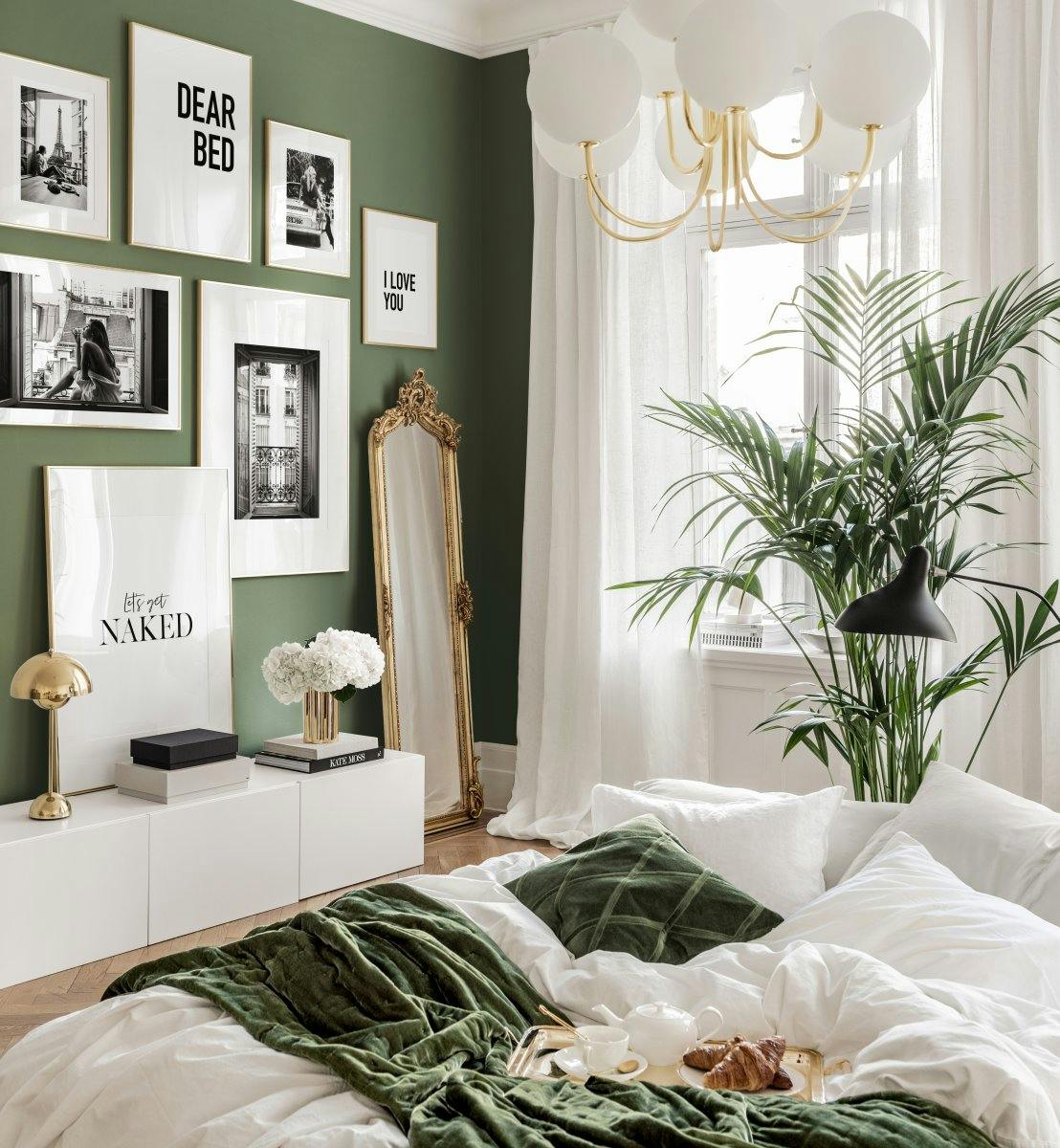 おしゃれな部屋 緑 壁 モノクロポスター タイポグラフィ ゴールドフレーム 白いポスター