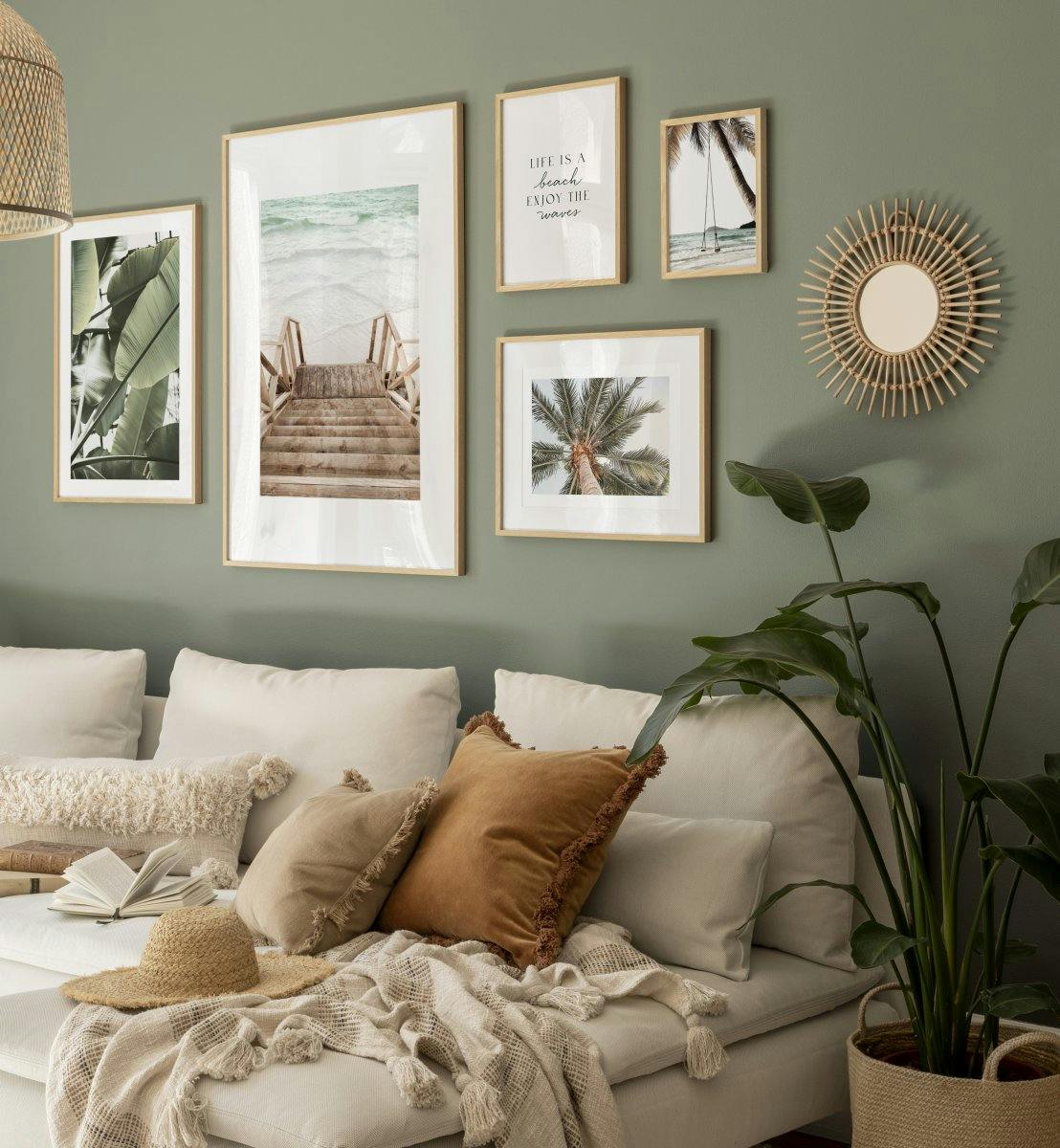 Grön och beige bohemisk tavelvägg med naturposters och fotokonst för sovrum
