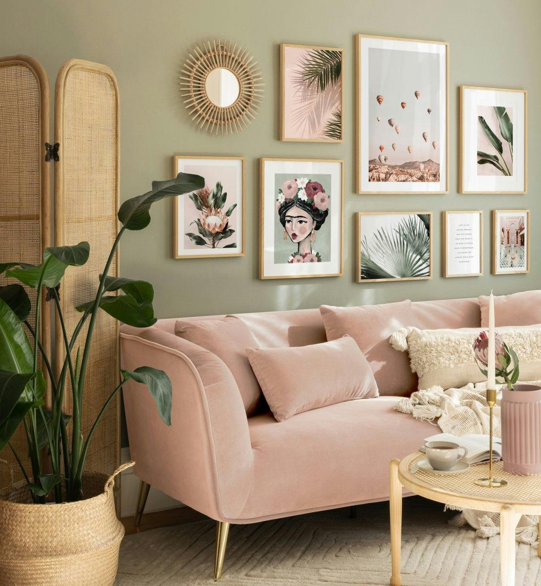 Rosa bohemisk tavelvägg med botanisk fotokonst för vardagsrum