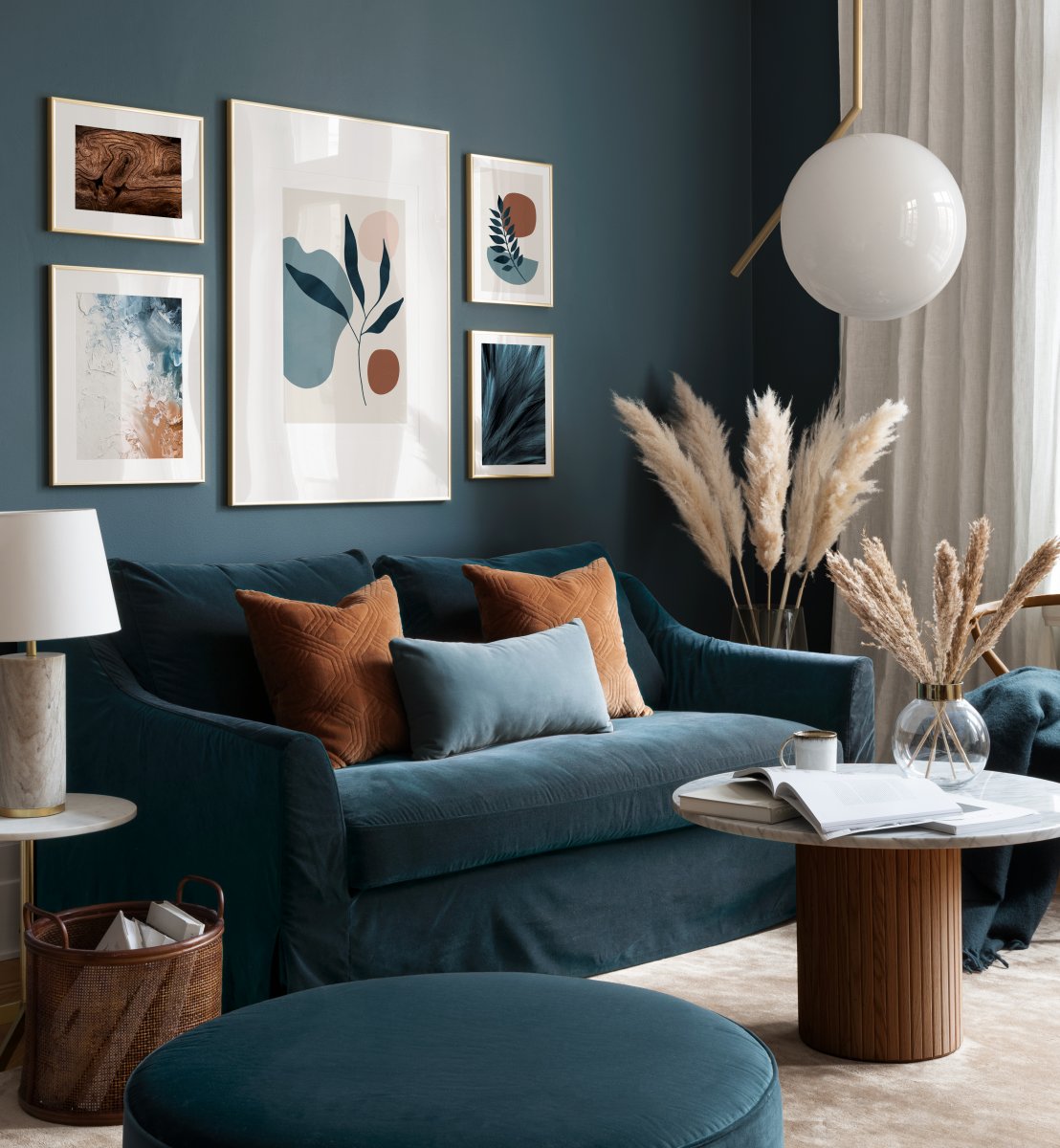 grafiske plakater og blå teal-blå kunsttryk i moderne stue