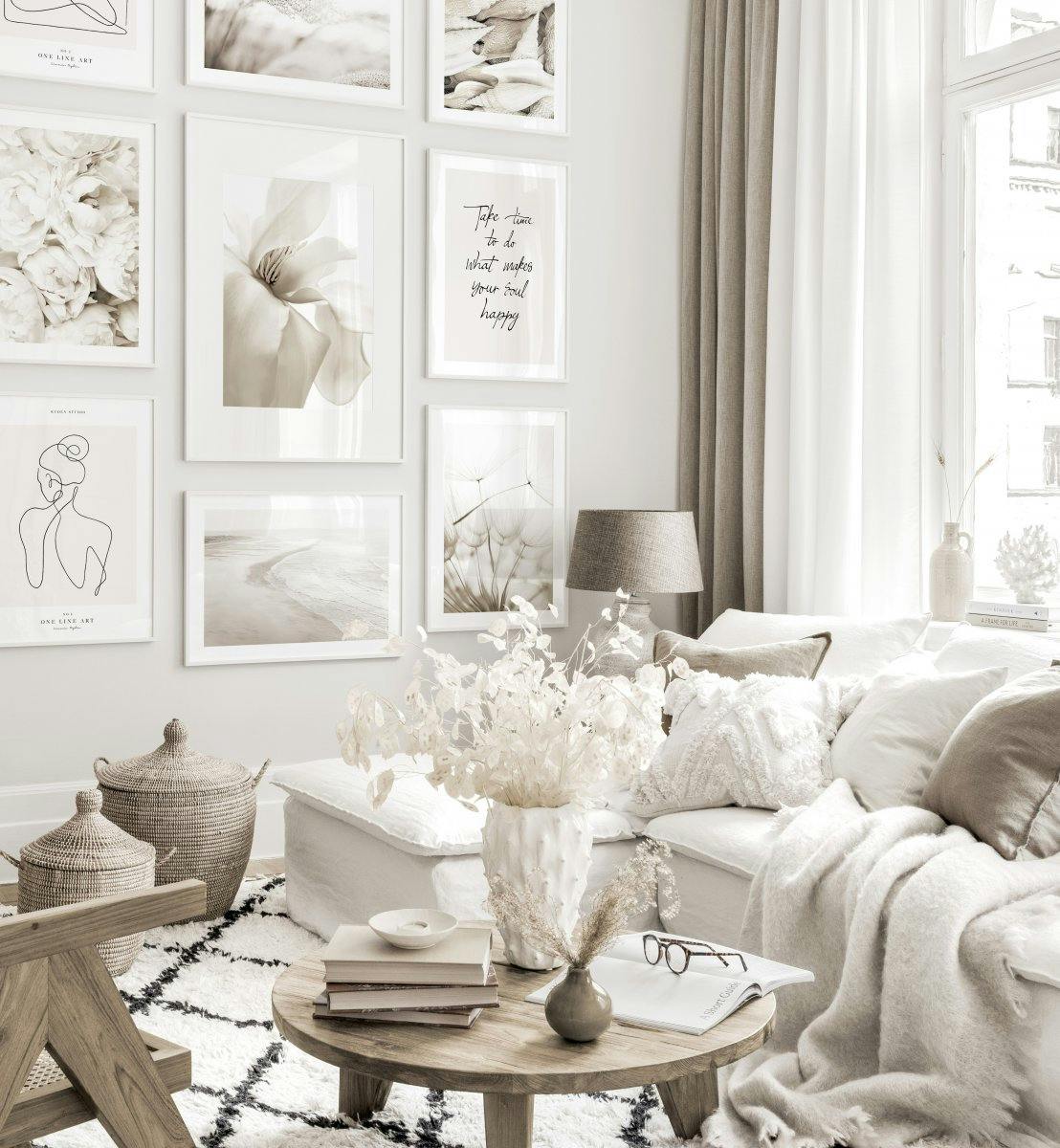 Klassisk bildevegg beige stue hvite trerammer