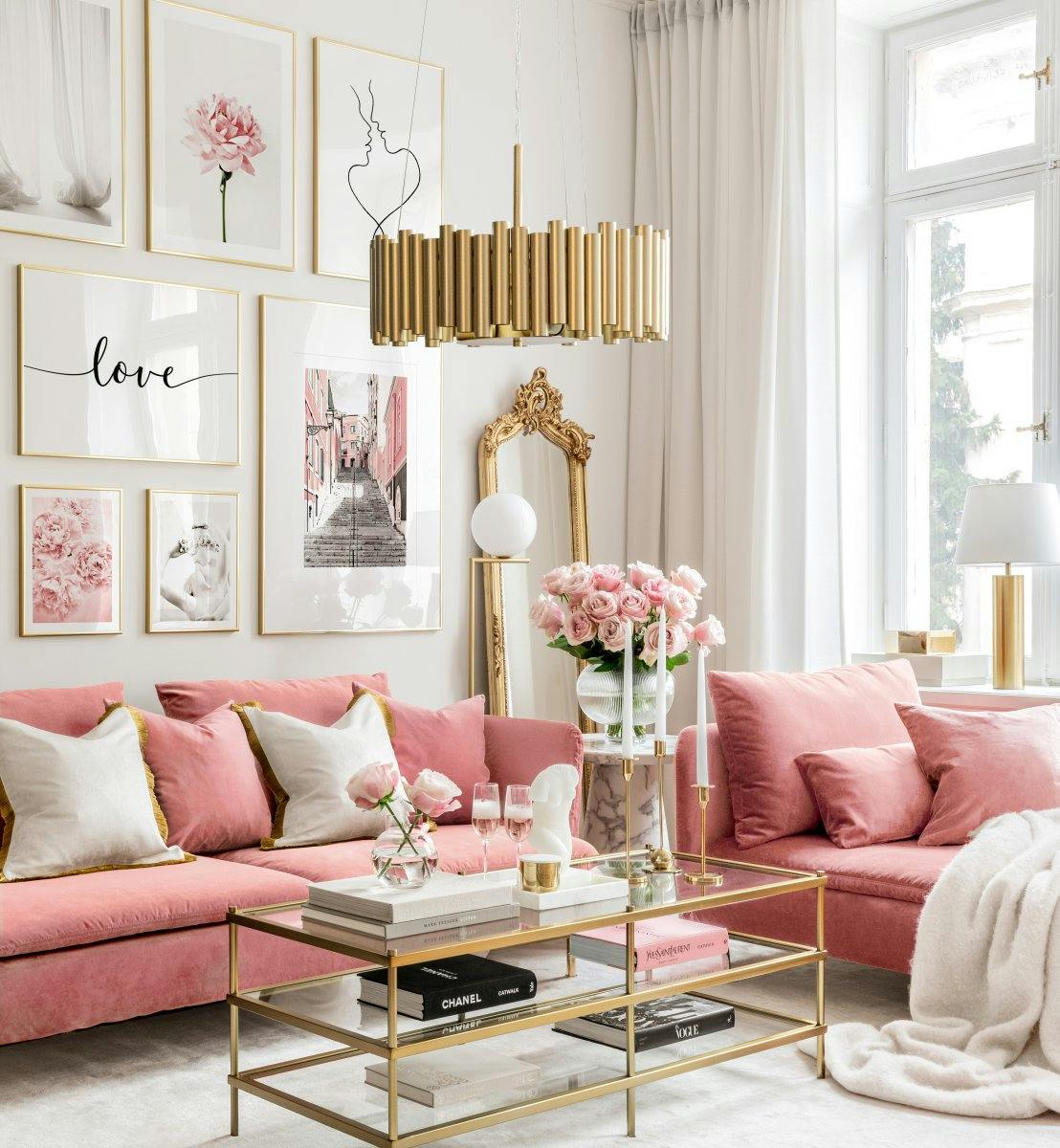 Galleria a parete rosa con poster amore e cornici dorate