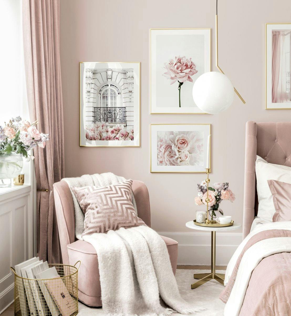 Růžový walldesign květin a zlaté rámy
