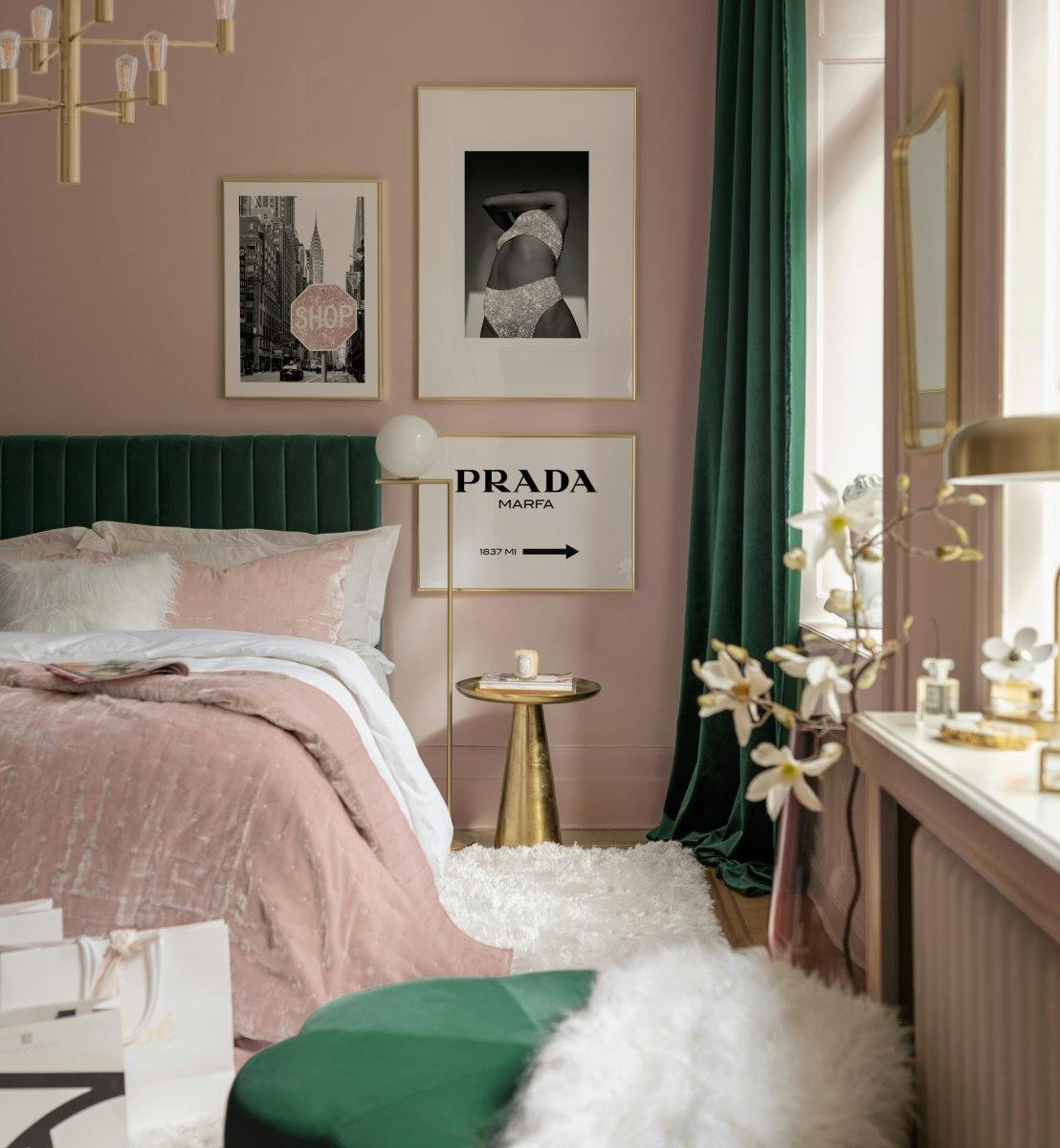 Modeposters en fotoprints voor roze en trendy slaapkamer