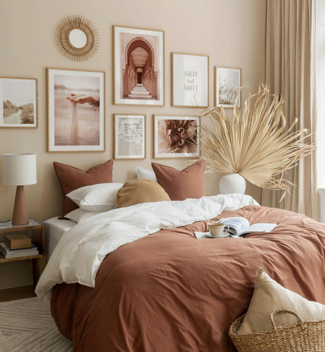 Røde og beige plakater og fotokunst til et bohemisk soveværelse