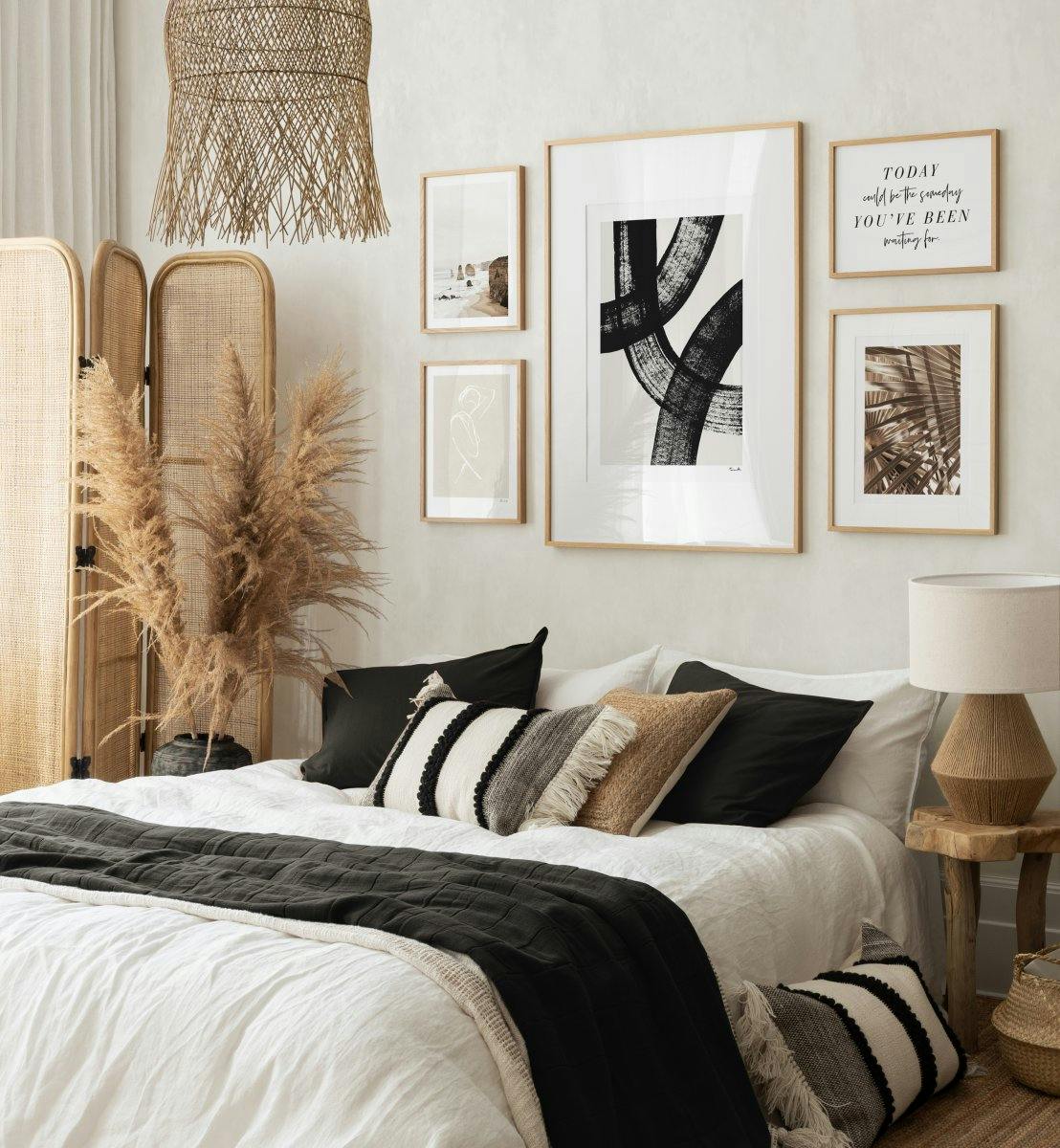 Neutraalin sävyinen tauluseinä abstrakteilla taidejulisteilla makuuhuoneeseen