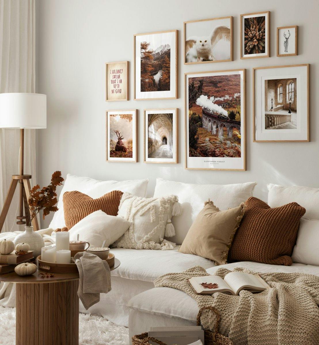 Gemütliche Fotografiekunst und braune Poster für Wohnzimmer
