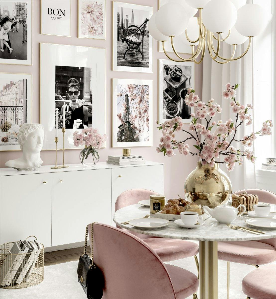 Paris billedvæg ikoniske plakater rosa spisestue guldrammer