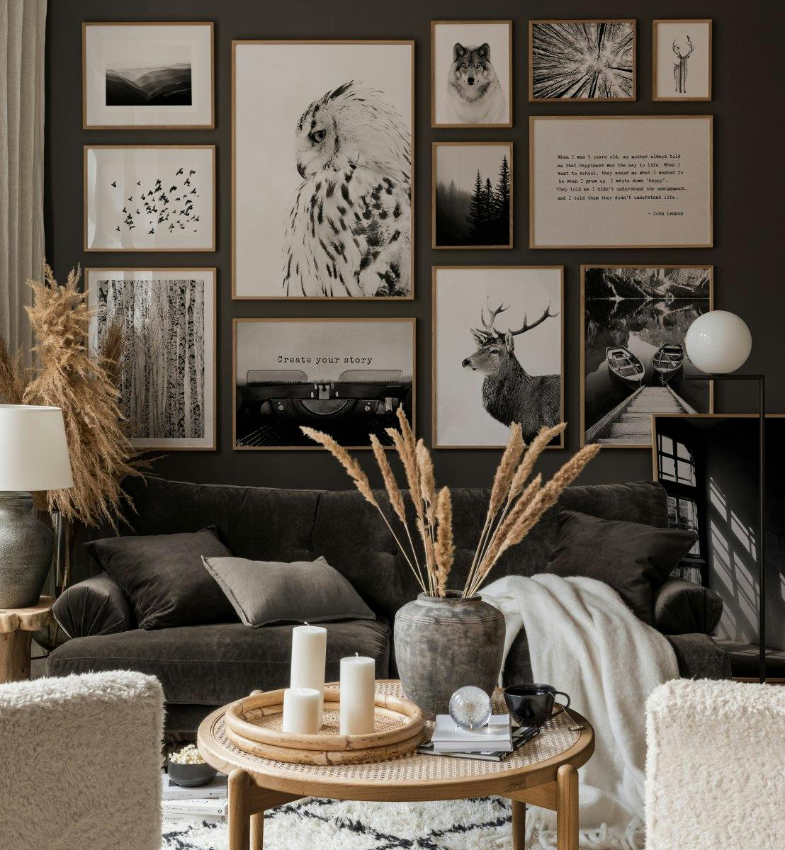 Moderní dekorace interiéru obývacího pokoje černobílé plakáty