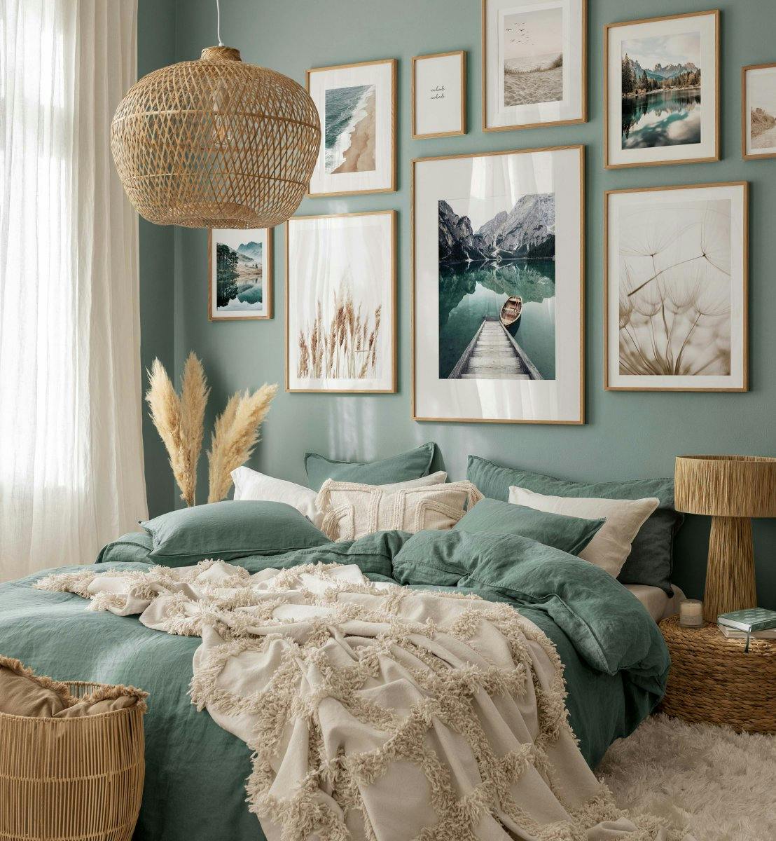 Rauhalliset luonnonvalokuvat beigeinä ja sinisinä makuuhuoneeseen
