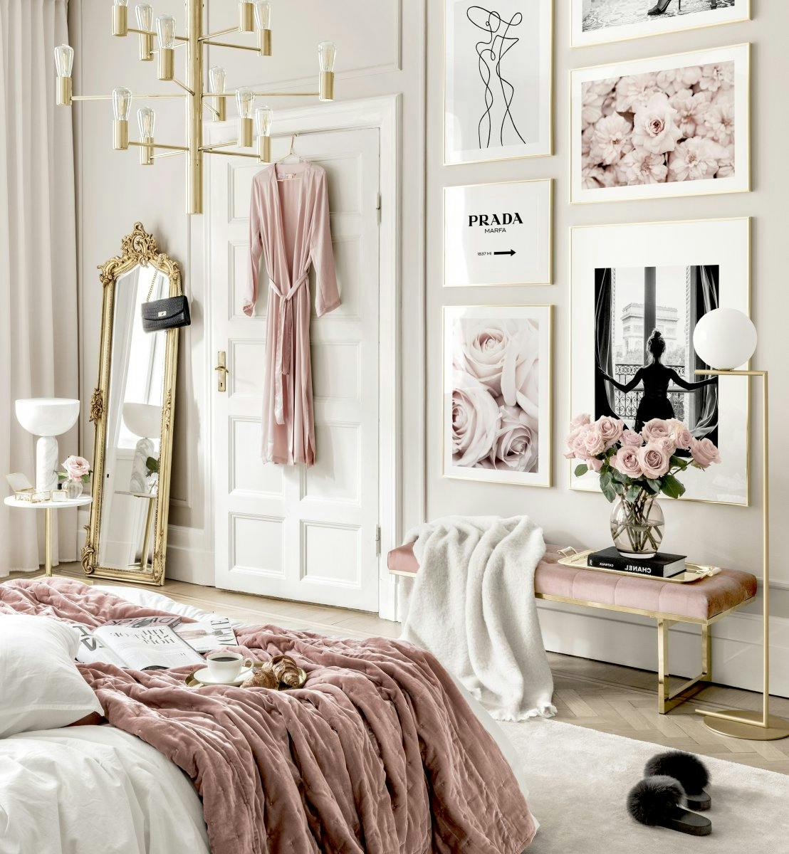 Roosa makuuhuoneen tauluseinä ruusu julisteet kultakehykset