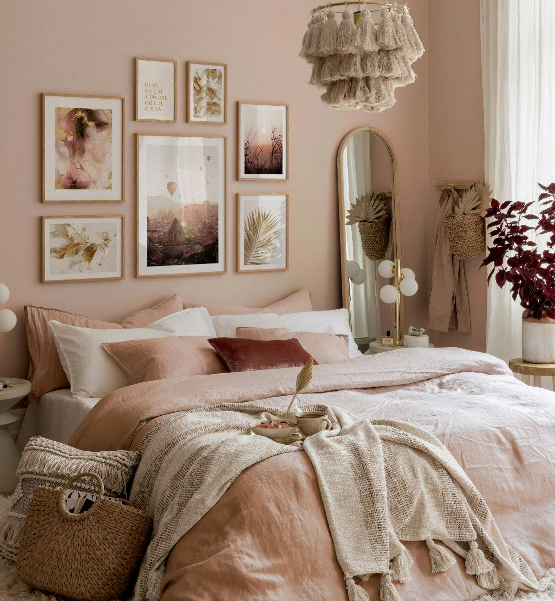 ピンクとベージュのロマンティックな自然のポスターを寝室に
