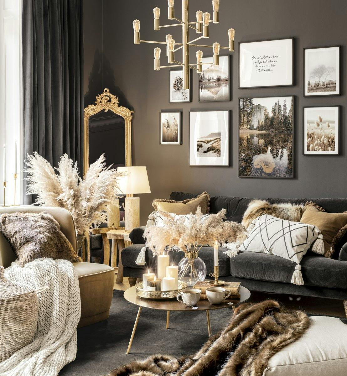Podzimní dekorace stěny obývacího pokoje a černé fotorámečky
