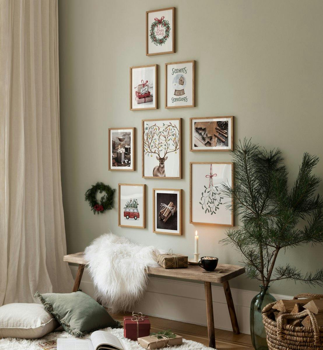 リビングルームや廊下に飾るクリスマスのポスターやイラスト