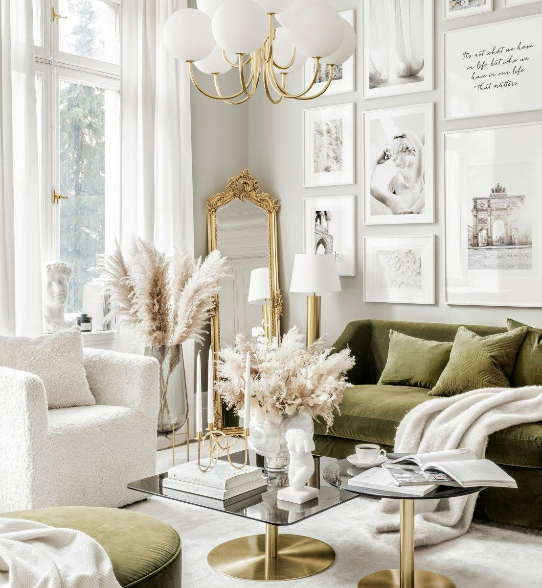 Elegantní italský design stěny obývacího pokoje a bílé dřevěné fotorámečky
