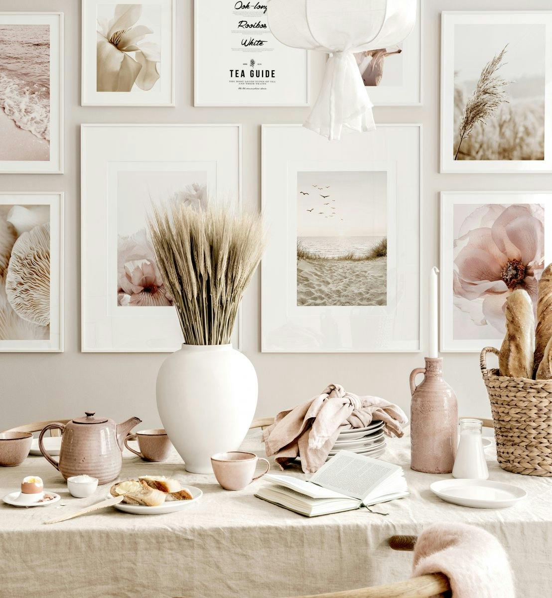 معرض لوحة صور الشاطئ الهادئ في غرفة الطعام لجدران اللون البيج الوردي مع إطارات خشبية بيضاء
