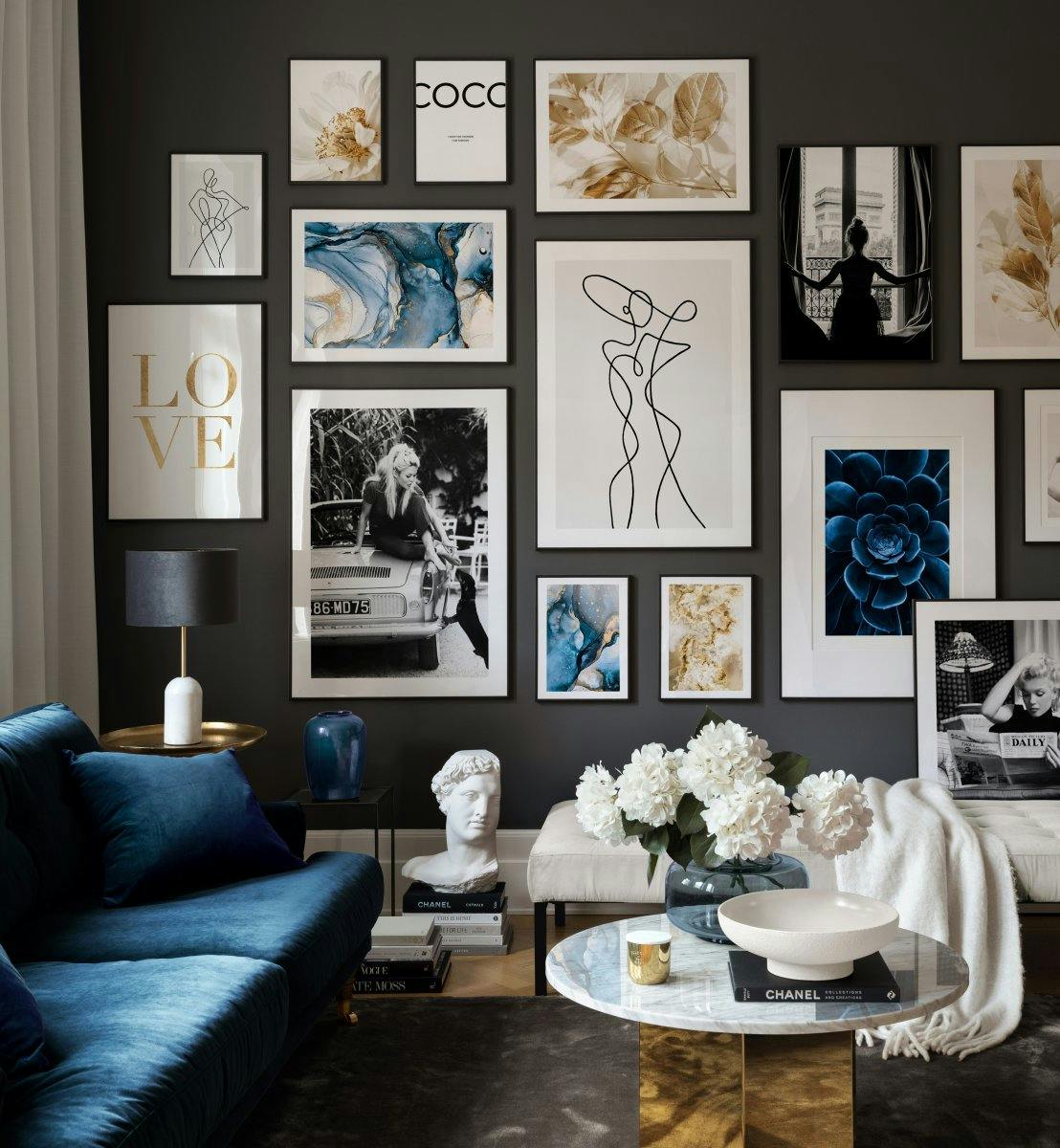 Blå, gyldne og monokrome plakater kombineret til stuen