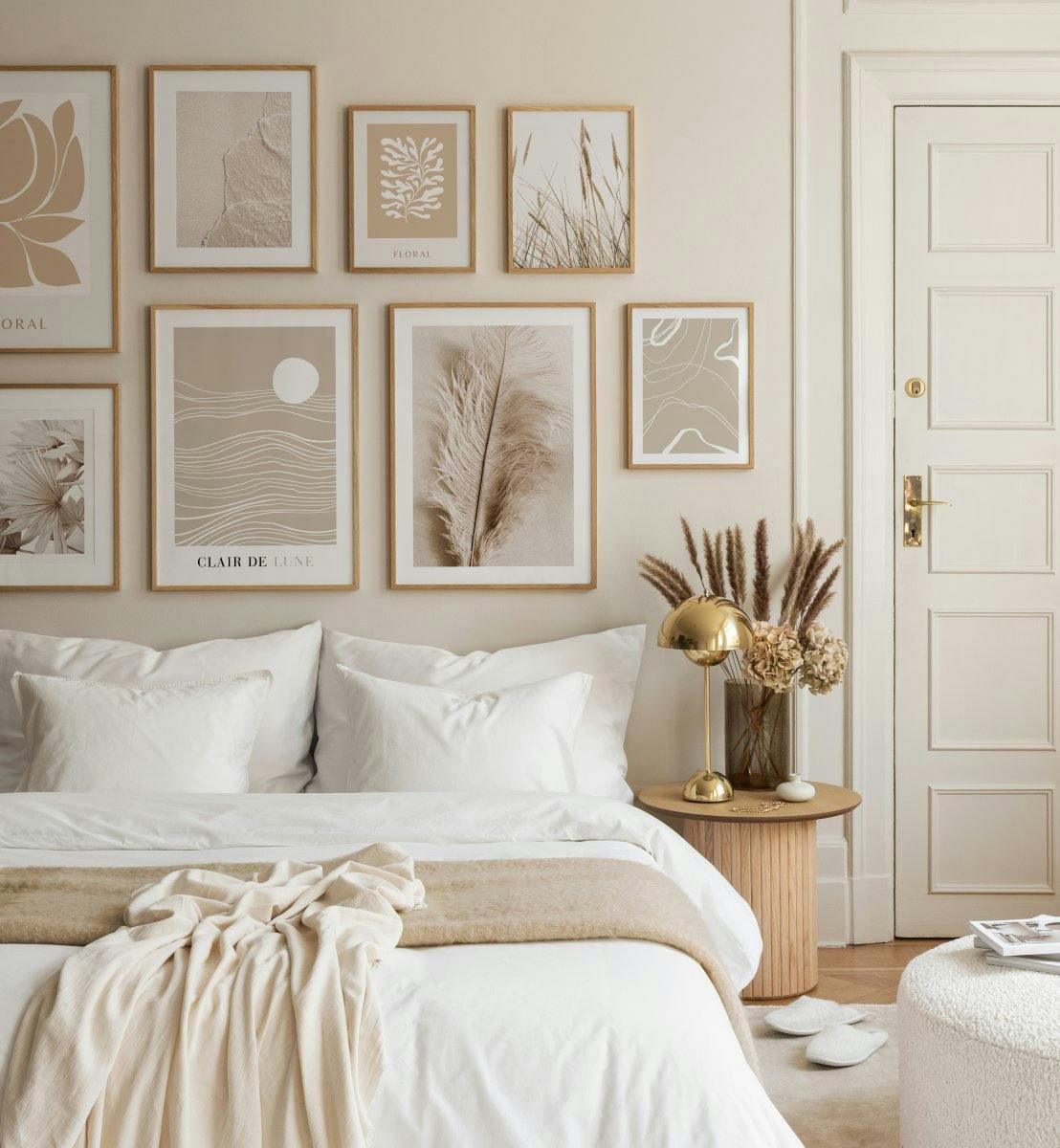 Julisteet rauhallisen ja harmonisen beigen väreissä makuuhuoneeseen