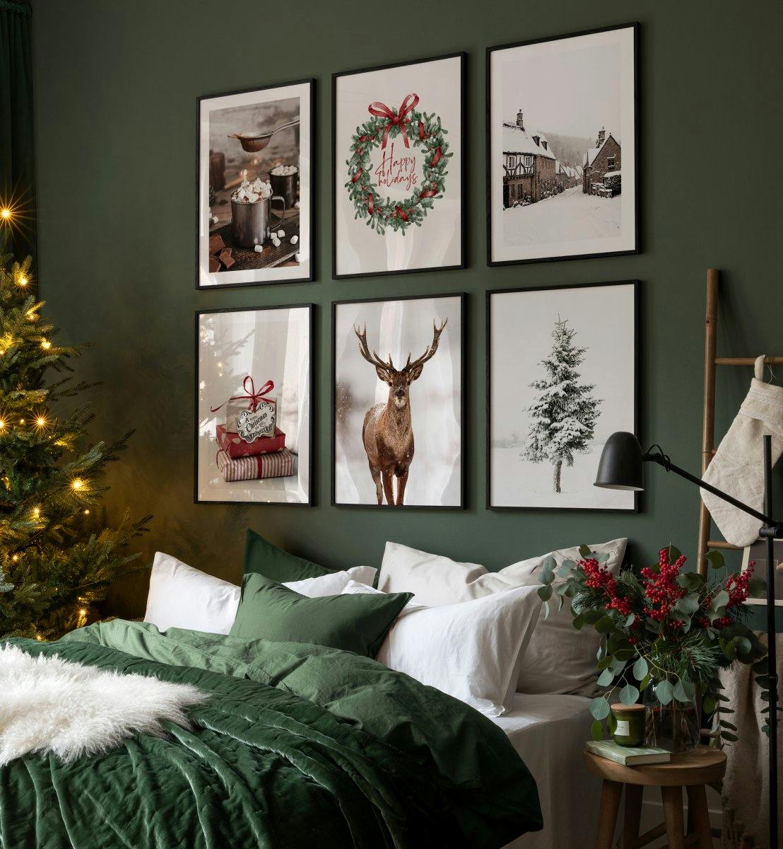 Kerstfoto's en illustraties in groen, rood en bruin voor een gezellige woonkamer.