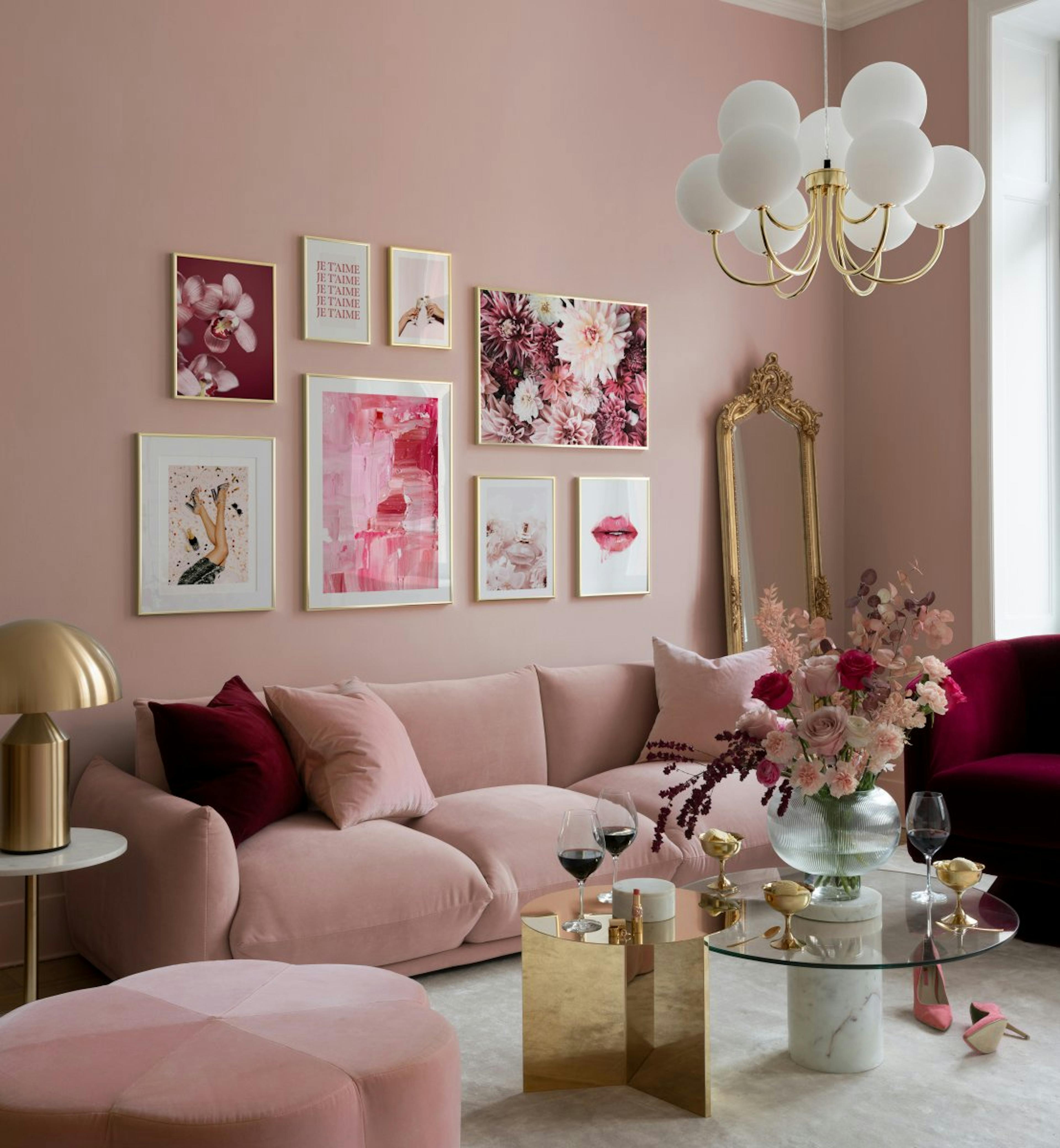 Stampe e citazioni girl power in rosa per il soggiorno